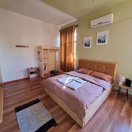 Ex-Block District Charming Studio Apartment With Treeish Sorrounding View! 地拉那 外观 照片