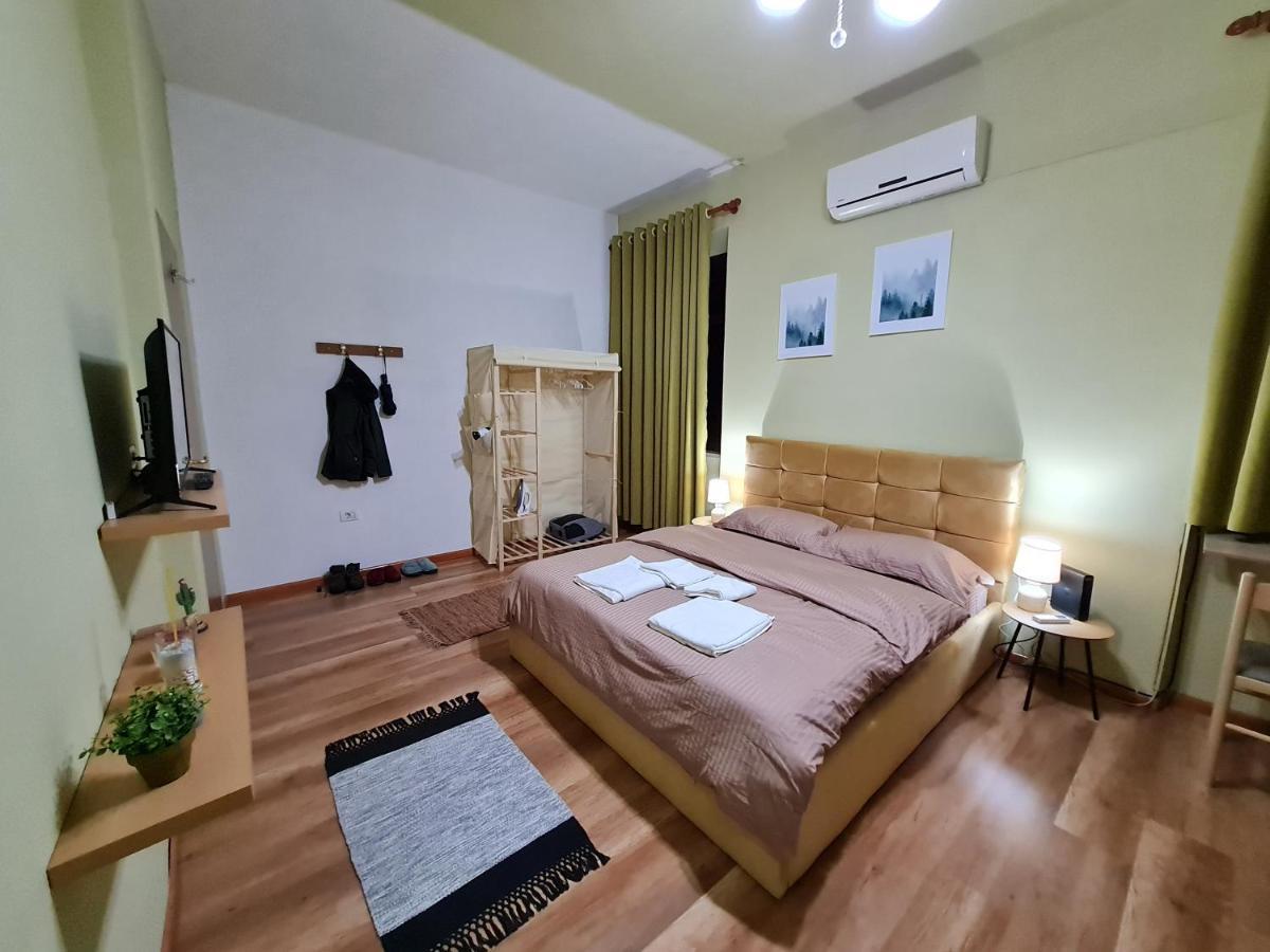 Ex-Block District Charming Studio Apartment With Treeish Sorrounding View! 地拉那 外观 照片