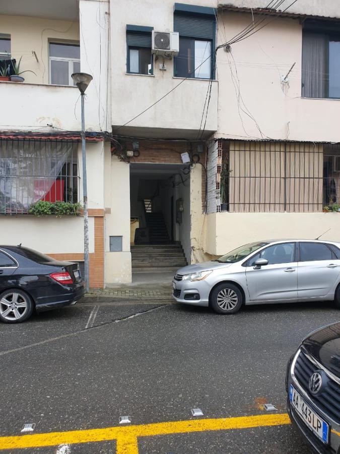 Ex-Block District Charming Studio Apartment With Treeish Sorrounding View! 地拉那 外观 照片