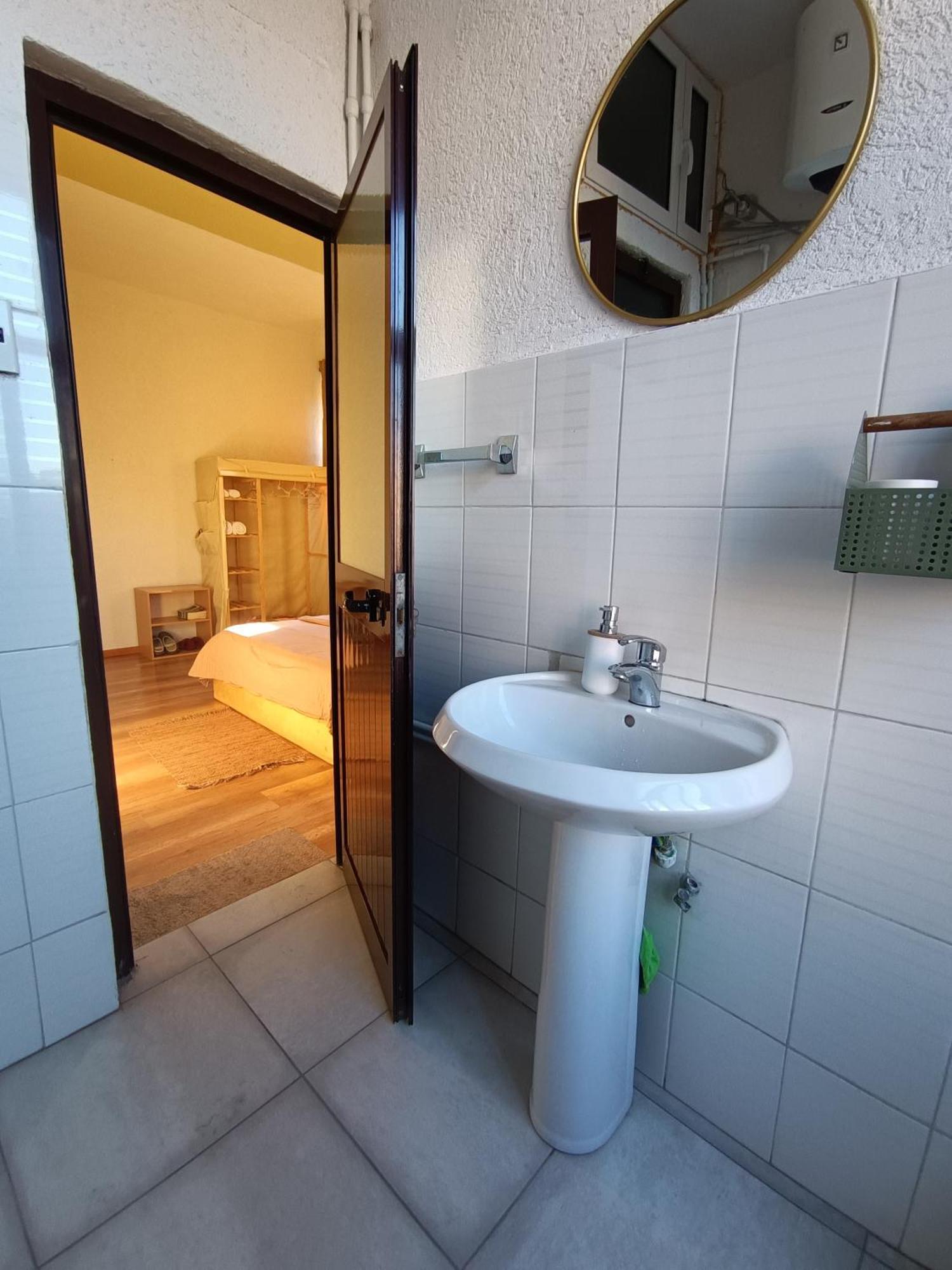 Ex-Block District Charming Studio Apartment With Treeish Sorrounding View! 地拉那 外观 照片